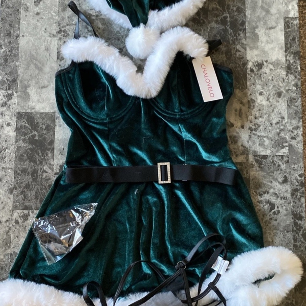 CHALOVELO Women’s Size M, Green, NWT, 5 piece set Lingerie